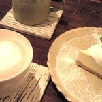 アオイクカフェ - チーズケーキとハートのラテアート