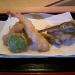 Oumi Jinguu Zenan - 別料金（500円）の天ぷら。空豆のペースト・わらび・エビ・干し蛸等。