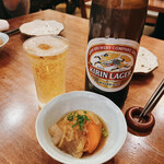 川越屋 - キリンラガー大瓶（670円）とお通しの肉じゃが（価格不明）