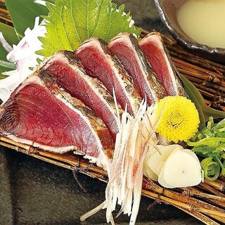 名產!一定要吃稻草烤鰹魚!