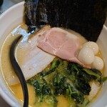 Tenraiken - 2023年2月限定 天雷軒的豚骨醤油ラーメン(900円) 麺は太ストレート麺。家系と二郎系に寄せて3で割った感じ。豚骨好きにはちょっと薄く感じるかも。