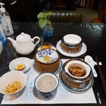 趙の飲茶 888 - ある日の、朝粥セットが500円税込。食後の一口フルーツ(お菓子)つき。