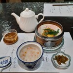 趙の飲茶 888 - 朝粥のセット。これにスープ、一口フルーツかお菓子がつきます。