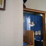 丸仙食堂 - 店内はテーブル席とカウンター。座敷もあり。