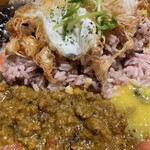 スパイスカレーまるせ - 上にはフライドエッグが乗っており、黄身は半熟！