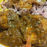 スパイスカレーまるせ - チキンカレー。めっちゃスパイスが効いたチキンカレー。出汁も効いている。良くあるバターチキンカレーとは全く別物。ボクはこのチキンカレーとポークキーマが同率一位かな。