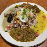 スパイスカレーまるせ - 全のせフィーバー盛り。ライスは黒米も入った雑穀米を使用。