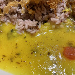 スパイスカレーまるせ - ダルカレー。具はほとんど無く、ルーのみで、単品メニューには無い。チキンカレーやポークに合うので、全のせフィーバー盛りにだけ付けているそうだ。確かに単品だけでは物足りないかもしれない。混ぜながら食べた。