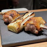 とり茶太郎 - ねぎま上が比内地鶏腿下が一黒軍鶏腿