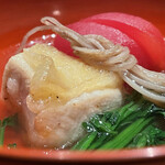 とり茶太郎 - 芹、比内地鶏胸、あいこトマトの椀物