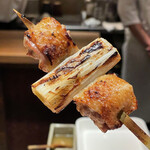 とり茶太郎 - ねぎま上が比内地鶏腿下が一黒軍鶏腿