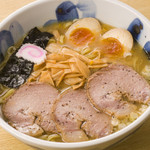 まるげん - 魚介と豚骨のＷスープに舌鼓『特・博多中華そば』