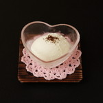 Hakata Motsunabe Maedaya - 当店一番人気のデザート★マスカルポーネアイス（380円）ティラミス等に使われるクリームチーズを使用した女性に人気の一品。