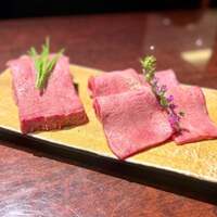 黒毛和牛焼肉 虎斑 北新地店 - 厳選タン　厚切りと薄切り