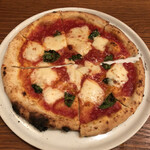 Trattoria Pizzeria Pireus - マルゲリータ。文句なし。