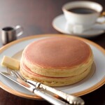 丸福珈琲店 - 料理写真:ホットケーキ：
オーダーを頂いてから銅板で１枚１枚丁寧に焼きあげます。懐かしい味と香りのホットケーキ。
ホットケーキにたっぷりのバター、シロップは蜂蜜かメープルをお選びいただきます。