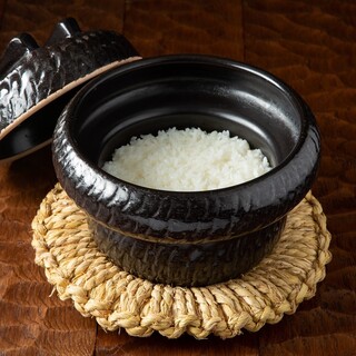 ``Arita-yaki earthen pot kama-meshi'', the ultimate rice cooked in an extremely thick Arita-yaki pot.