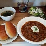 キッチン ブルー グローブ - ビーフストロガノフとグラハムロールパン