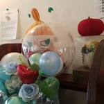 キッチン ブルー グローブ - 横にはリトルミイが見ています！