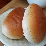 キッチン ブルー グローブ - グラハムロールパンのアップ