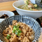 串鳥 - 焼き鳥塩ラーメン 鶏そぼろ丼セット