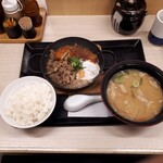 Katsuya - 牛すき焼きとチキンカツの合い盛り定食９６８円＋トン汁大に変更４４円
