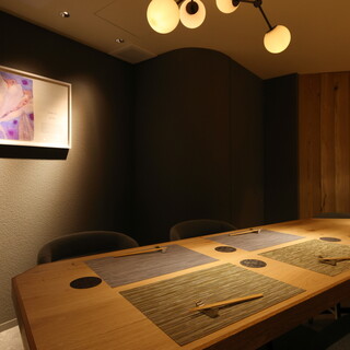 カウンター席はもちろん、店内奥にはテーブル席のご用意も。