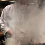 とり茶太郎 - 燻される店主！目の前ですが換気ダクトが強力で全く客席には流れません！