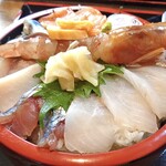 源七 くろとり食堂 - 特選海鮮丼（ご飯大盛り）