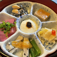 韻松亭 - 二段目、おあげさん、おから、ニラと胡麻豆腐酢味噌和え、お漬物、ひじき