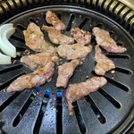 Yakiniku Daisen - 特製ホルモン 焼くの図