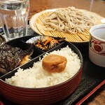 蕎麦屋たいせつ - 特選たいせつ弁当 ¥550＊日替わり弁当＊梅干し＊小蕎麦(冷)