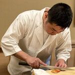 道人 - ご主人の中島さん。赤貝の飾り包丁が美しい♫