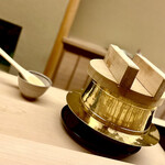 道人 - 金ピカの羽釜は首を長くして吹き零れを少なくした特注品。炊き立てのお米も美味い。