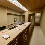 道人 - 室内は真新しく清潔感溢れる設え。