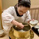 道人 - ⑬煮えばな、香の物、ちりめんじゃこ
      ～女将さんが一粒一粒大事に取り分ける様が気持ちを感じます。炊き立てのお米も美味い。