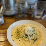 Lucaバル - 海老と春菊のクリームパスタ