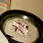 道人 - 玄関の土間では女将さんが昔懐かしい火鉢に火を起こしているが、火鉢は見ているだけで心も温かくなるものだ。