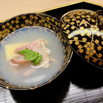 道人 - ④千葉の蛤と徳島の筍のお椀
      ～椀の出汁には蛤の濃い味わいが加わり唸るしかない。この椀が楽しみで伺うようなものですから、まずは香りを楽しむ。徐に出汁を味わうが濃い蛤の味わいが前面に出て旨味が増している。