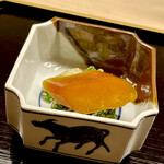 道人 - ⑩北海道の月光百合根の胡麻和え、菜の花と自家製カラスミ
      ～北海道十勝近郊のみで栽培されている品種だが、かなり希少なものらしい。こういう珍しいピンの食材をさらっと出されるご主人の感性はいつもながら驚き。