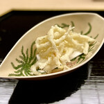 道人 - ⑪宍道湖の白魚の天ぷら
      ～かなりボリュームがあり食べ応えがる白魚。時期的には出始めの白魚をサックサクの天婦羅で頂きます。揚げ方はやはりプロ、味わいに食感が加わり季節感のある旨味が口一杯に広がる。