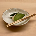 道人 - ⑮つばき餅
      ～２枚の椿の葉であんこを包んだ道明寺粉のお餅を挟んだお菓子。