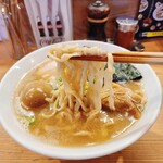 らーめん いつ樹 本店 - 不揃いの中太ピロピロ麺