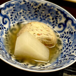 道人 - ⑫自家製ひろうすと丸大根の炊き合わせ
      ～田舎のお祖母ちゃんが作ってくれそうな炊合せ。大根に染みた出汁も丁度良い塩梅です。