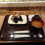 ほんのり屋 - オニギリ2個と味噌汁で810円。東京価格w