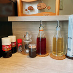 オカモト☆タンメン - 卓上調味料　瓶は辣油、酢