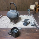 おおうえ - 宿泊部屋の並びにある囲炉裏で食後のコーヒー