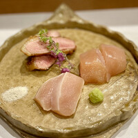 炭火焼鳥 いこか - 生ものお造り盛合わせ
                    胸肉の昆布締め、もも肉のたたき、胸肉のきずし
                    肝の造りは出だしとしては良い感じ♫