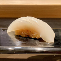 戸越銀座 鮨 ばんど - 竹岡 スミイカ
                    肉厚な身がシコシコとした食感、噛むと甘みがゆっくりと後からじわじわとやってきます。
                    シャリの酸味との重なりが良いですね！