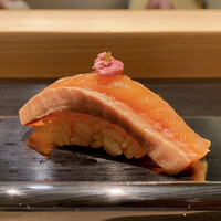 戸越銀座 鮨 ばんど - 北海道 桜鱒 桜塩漬けのせ
                      北海道ですと4〜7月に川を遡上するのが通年の様子ですからかなり早いですね！
                      桜の開花にもまだの時期、ひと足早い春の訪れを感じます
                      特有の風味があり旨味が強いです♪